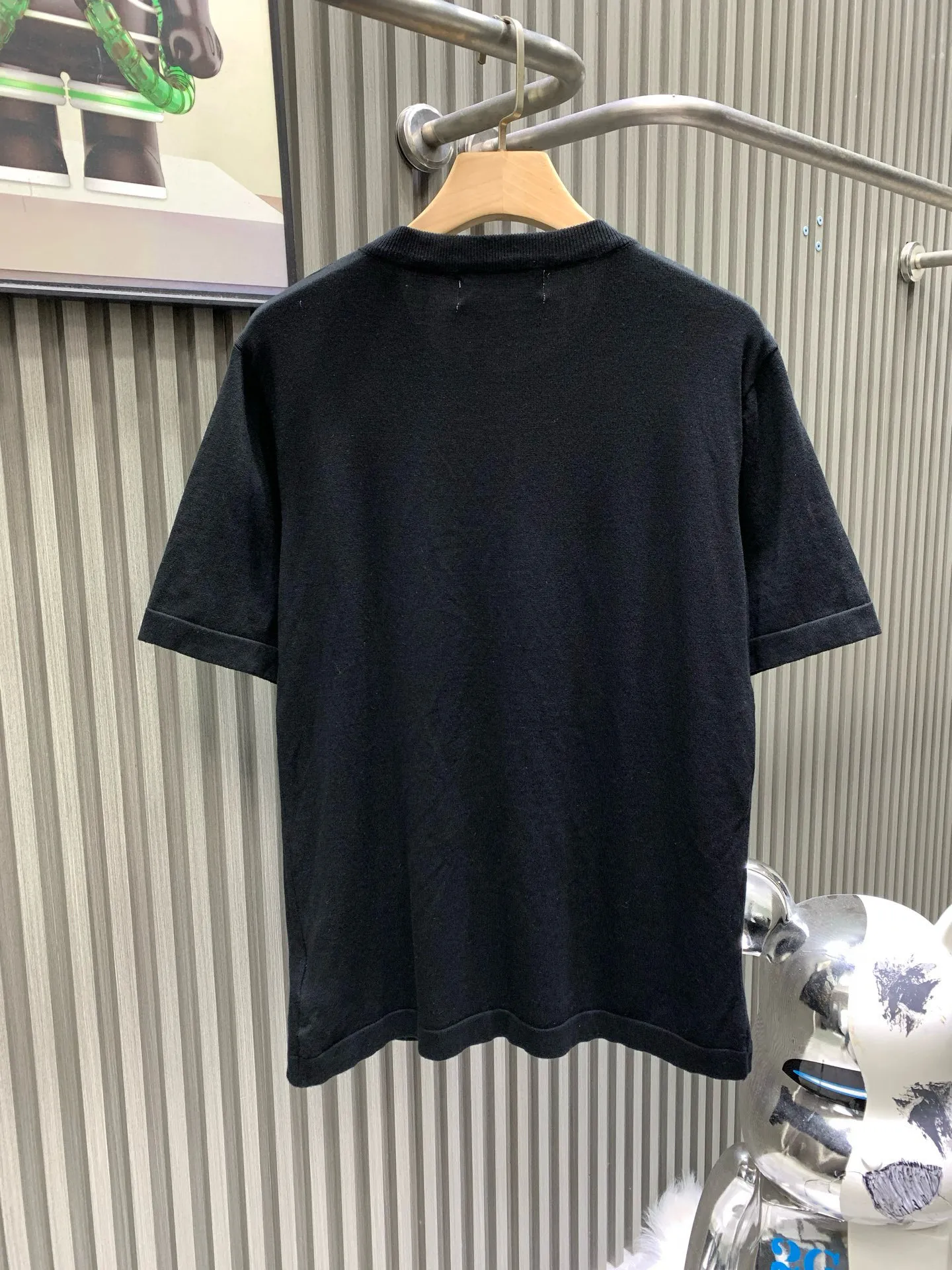 🅿️240 🀄️ Louis Vuitton Louis Vuitton Louis Vuitton Four-leaf clover hot-drilled knitted short-sleeved YB purchased and printed. Made of customized 32-count combed cotton double yarn fabric. 1*1 Solana rib in the same cylinder. The fabric is fermented. The four-leaf clover hot-drilled pattern is embellished on the chest. Bright 3D Monogram flowers are integrated into the chest. The handwritten Louis Vuitton logo is used to highlight the brand identity and can be paired with bottoms of the same season to create a fashionable look. The short-sleeved shirt is not a stereotype, but must be unique and eye-catching. The appearance and quality of this short-sleeved shirt are all online. The comfort level is the same as always. The fashionability, including the fabric and cutting process, are all made of 300 grams of knitted fabric. Pure cotton is breathable, very refreshing and comfortable for daily wear. The rib knitting on the neckline is smooth and tight. The neckline won't be skewed no matter what you do. It's a loose fit. You'll find it looks really good on the upper body. The overall design is minimalist and neat. Super versatile custom accessories for daily use. Complete with three standards. Same style for men and women.